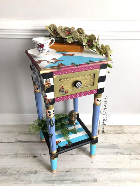 Dixie Belle Paint Blueberry Chalk Mineral Paint is the perfect paint for any DIY project!
Abstract color/pattern end table with the legs painted in Blueberry Chalk Mineral Paint.
