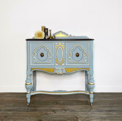 Dixie Belle Paint Savannah Mist Chalk Mineral Paint is the perfect paint for any DIY project! This end table is painted in the light blue color, savannah mist, with golden accents.